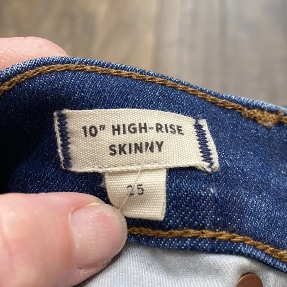 Madewell 10” high rise skinny raw hem jeans size 25.